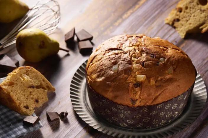 Panettone mit Birne und Schokolade, seitlich, mit Zutaten