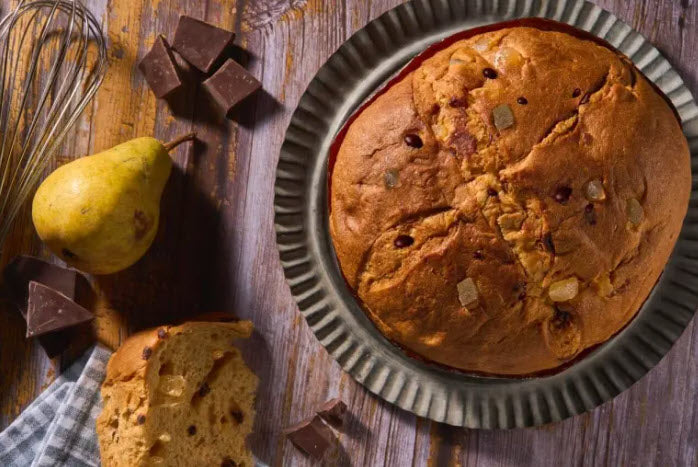 Panettone Pere e Cioccolato von oben mit Zutaten