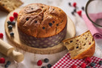 Panettone mit Waldbeeren von la Forneria (Bontà di Pula) mit Beeren seitlich