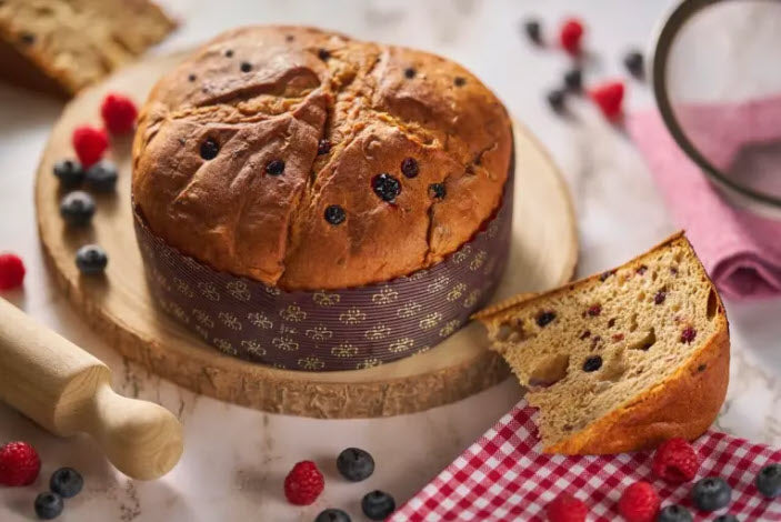 Panettone mit Waldbeeren von la Forneria (Bontà di Pula) mit Beeren seitlich