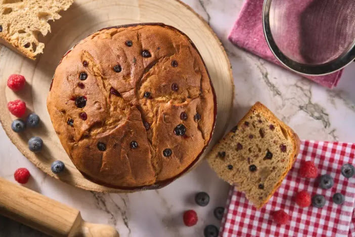 Panettone mit Waldbeeren von la Forneria (Bontà di Pula) von oben mit Beeren