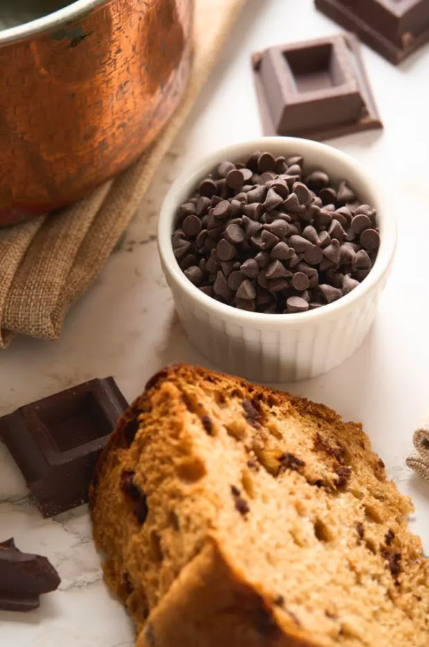 Panettone von la Forneria Cioccolato Fondente - mit dunklen Schokoladenstückchen - aufgeschnitten