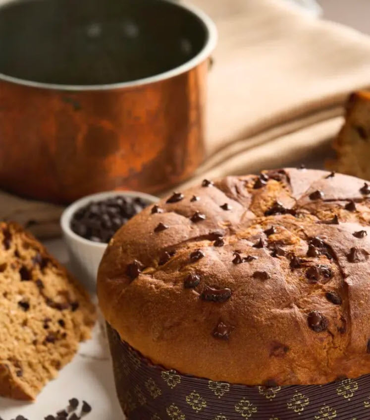 Panettone von la Forneria Cioccolato Fondente - mit dunklen Schokoladenstückchen -seitlich