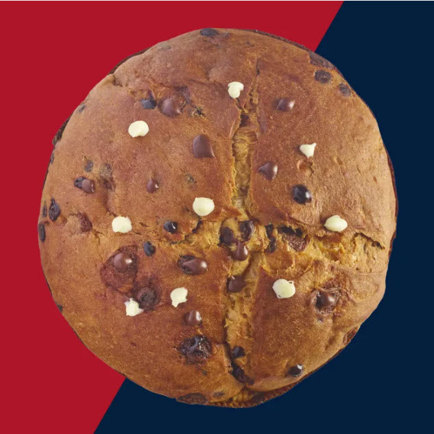 Panettone mit 3 Schokoladensorten, weißer Schokolade, dunkler Schokolade, heller Schokolade von oben