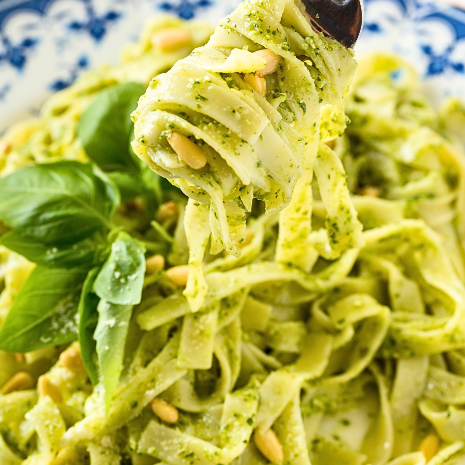 PAsta mit Basilikum Pesto und Pinienkernen