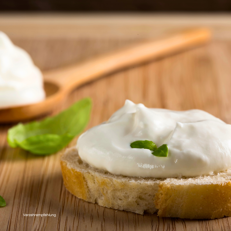 Pecorino Creme, sardischer Streichkäse auf einem Weißbrot mit Basilikum.