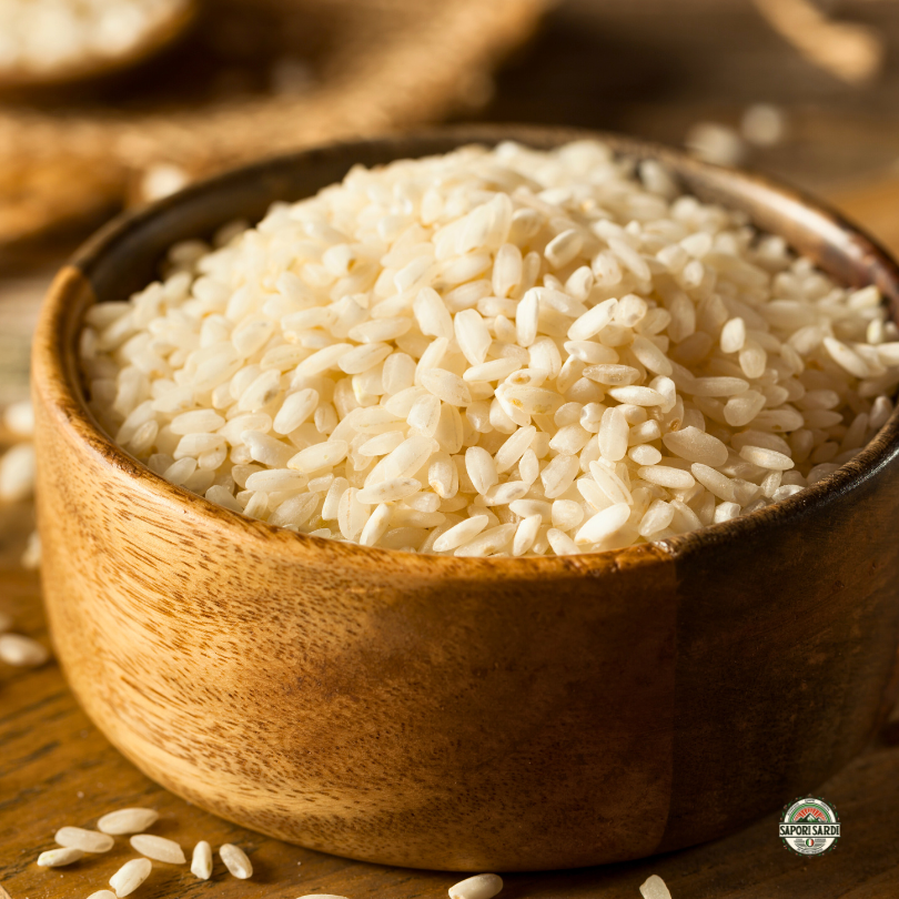 Risotto Reis aus Sardinien in einer Holzschale.