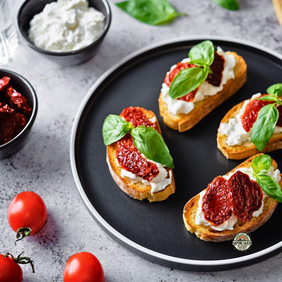 Ricotta Rezept Ideen - Ricotta auf Weißbrot mit eingelegten Tomaten und Basilikum