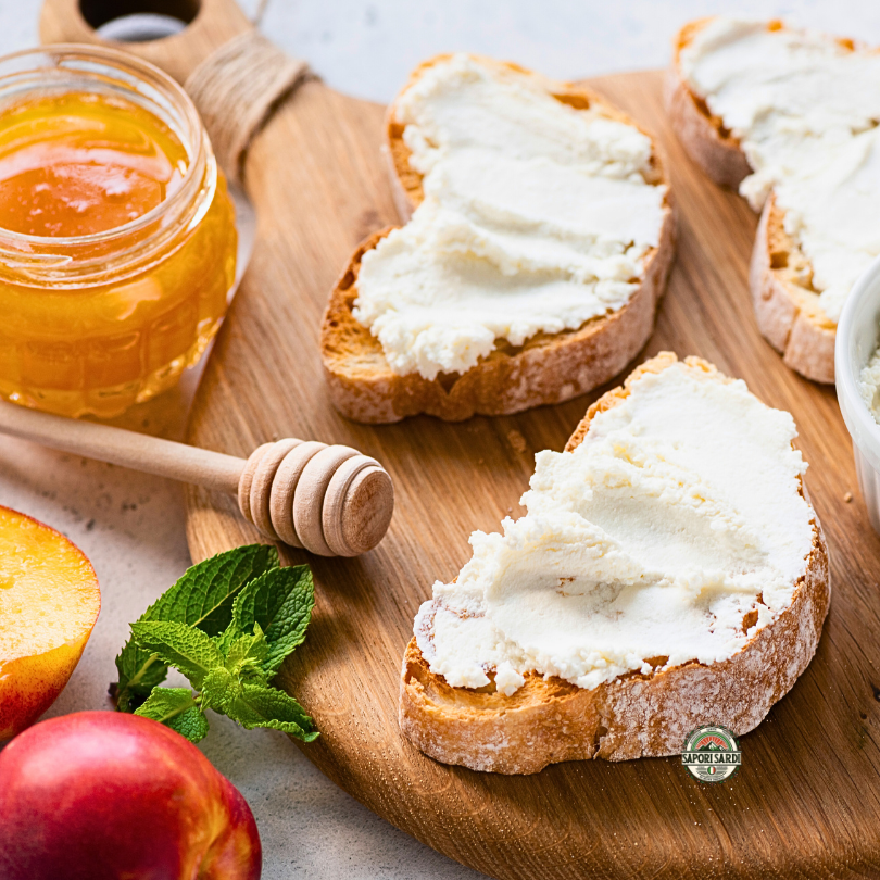 Ricotta auf Brot mit Honig.