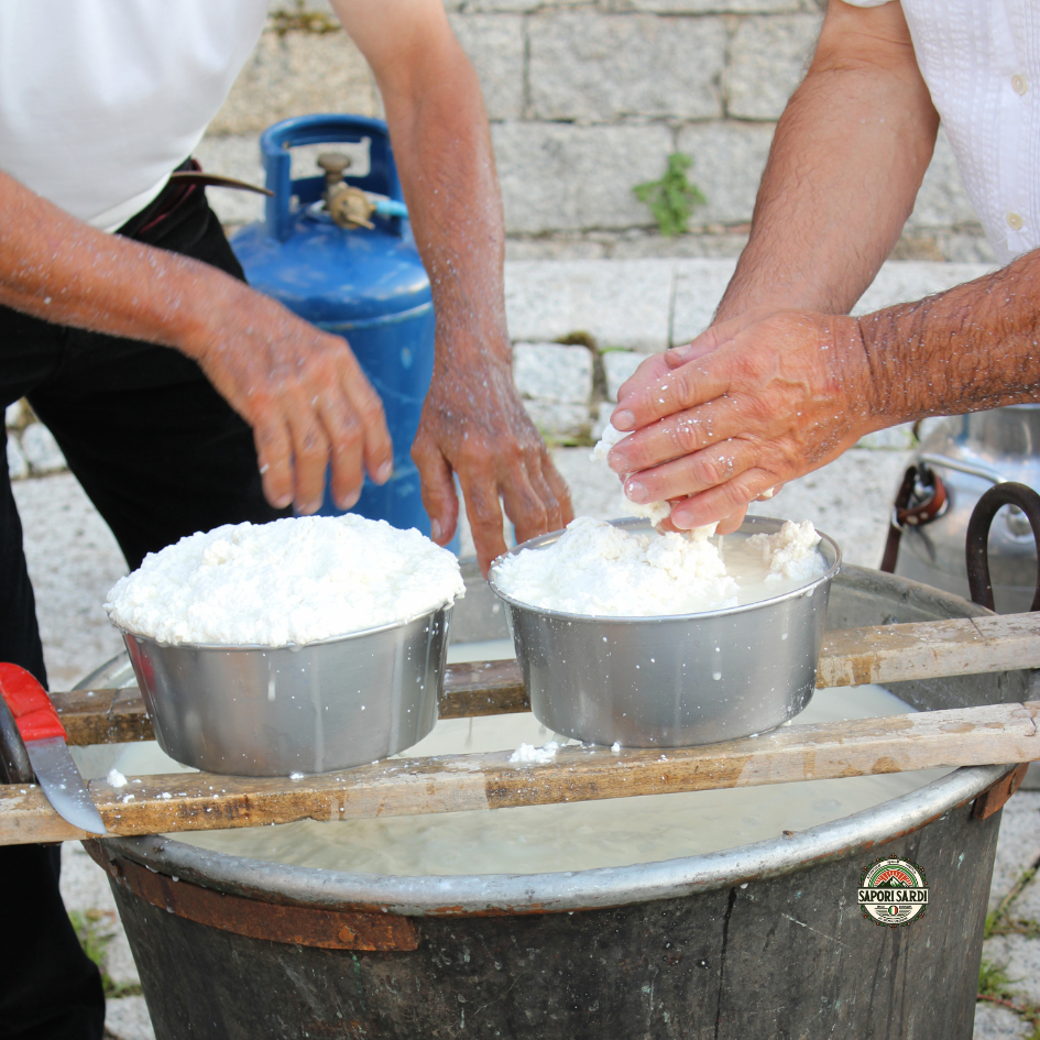 Ricotta traditionelle Herstellung per Hand in einem Dorf auf Sardinien.