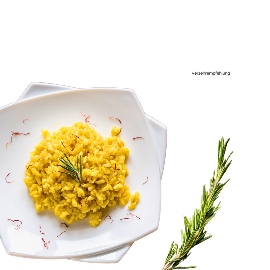 Risotto mit Safran aus Sardinien. Angerichtet auf einem Teller verziert mit Safran und einem Rosmarinzweig.