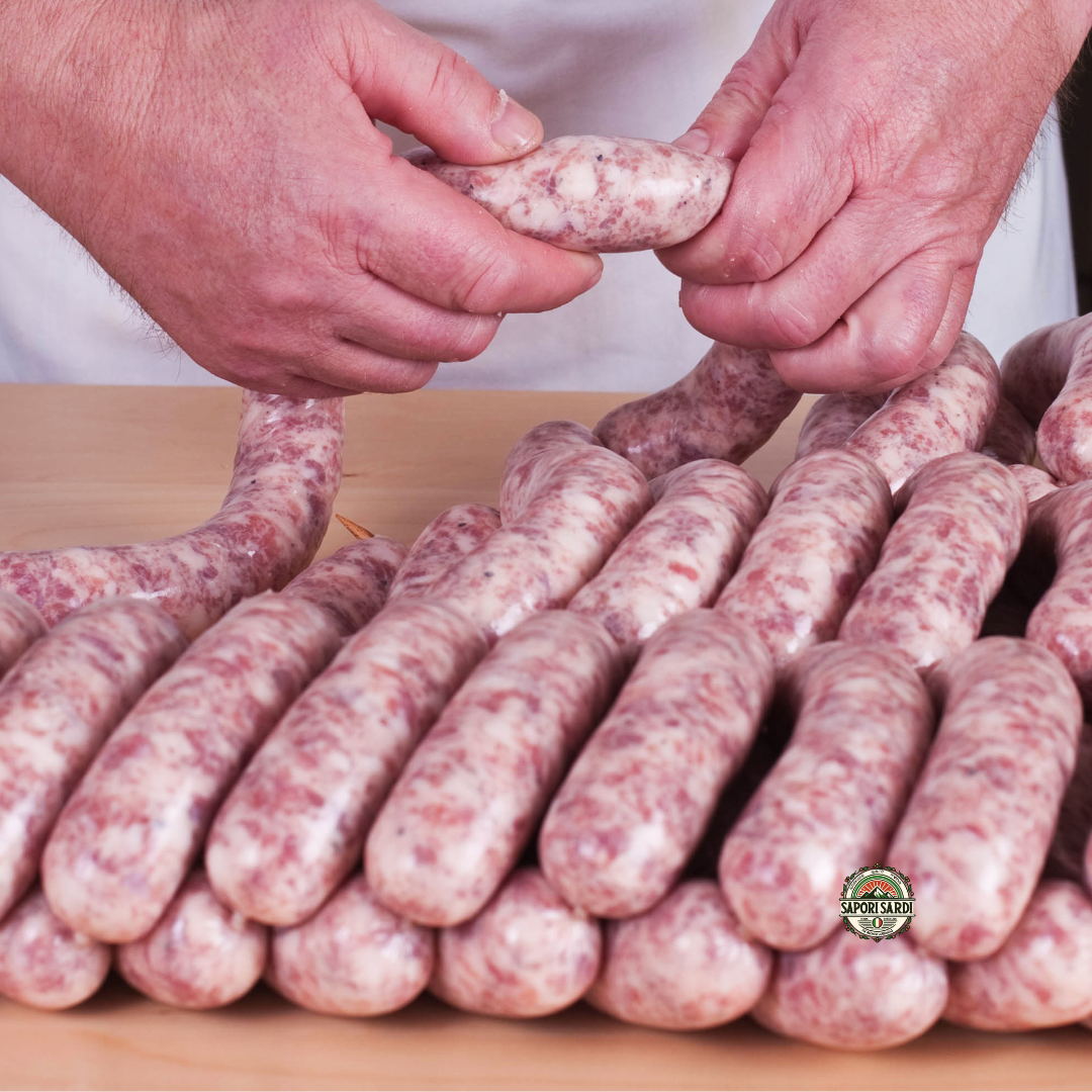 Manufaktur für Salsiccia auf Sardinien. Gefüllter Darm wird per Hand zu einzelnen Würsten geformt. Unten rechts das Sapori Sardi Logo.