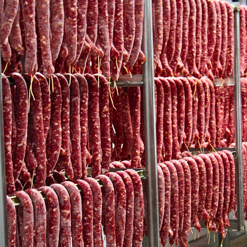 Salsiccia Sarda beim trocknen an der Luft auf Sardinien