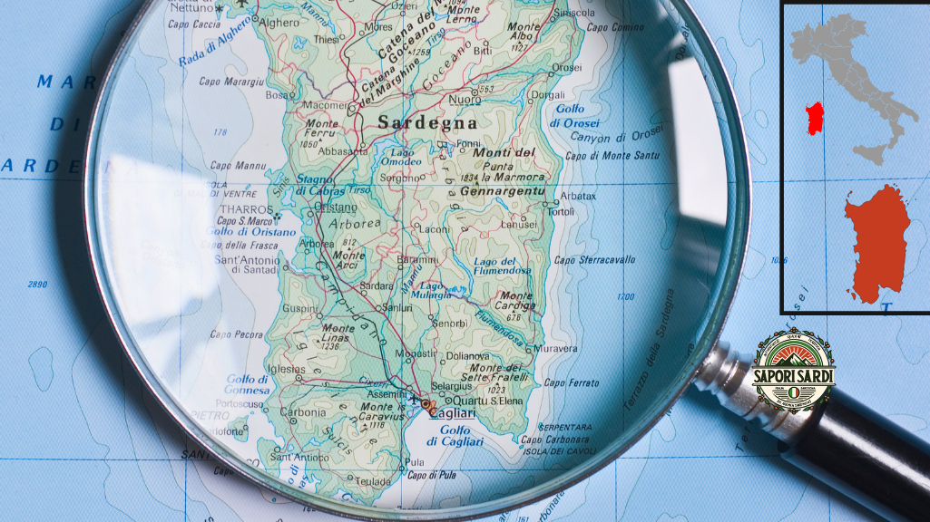 Eine Karte von Sardinien auf der eine Lupe liegt.Rechts ist eine kleine Karte von Italien auf welcher Sardinien rot hervorgehoben ist. Darunter wird Sardinien in rot noch einmal größer angezeigt um die Umrisse darzustellen. Unten rechts im Bild ist das Logo von Sapori Sardi.