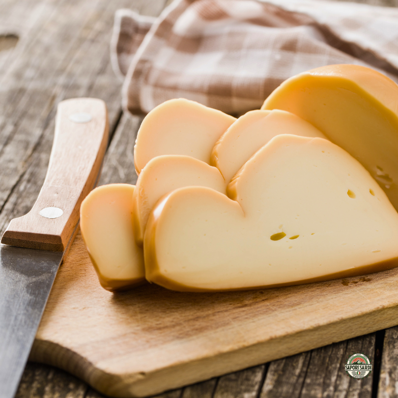 Bio Scamorza Affumicata auf einem Holzbrett aufgeschnitten