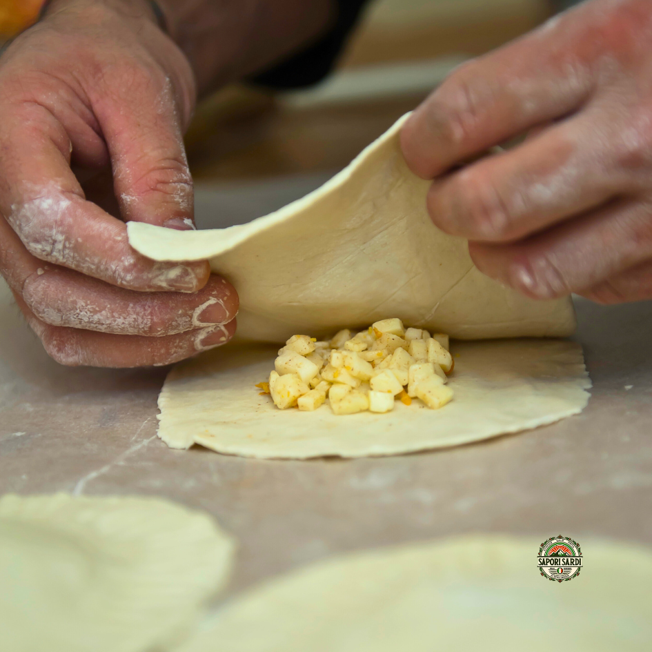 Zubereitung von frischen Seadas auch Sebadas genannt. Dessert aus Sardinien