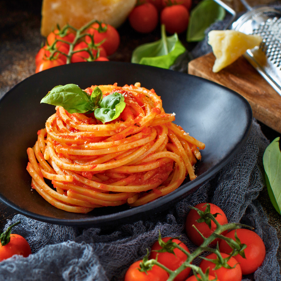 Spaghetti mit Tomatensauce mit frischen Spaghetti al Torchio. 
