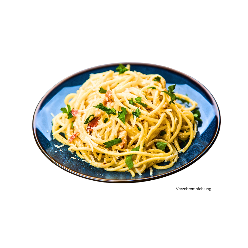 Spaghetti Carbonara mit Guanciale aus Sardinien auf einem blauen Teller angerichtet.