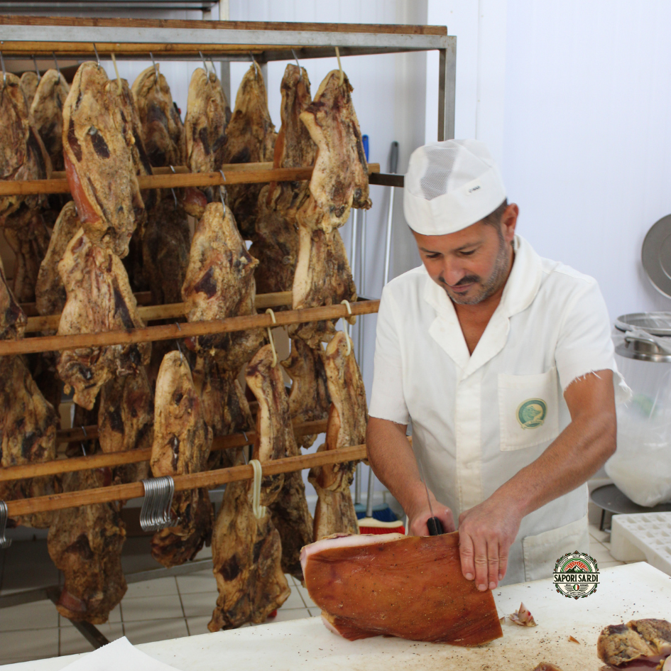 Guanciale Sardo wird bei Su Sirboni in der Manufaktur hergestellt.