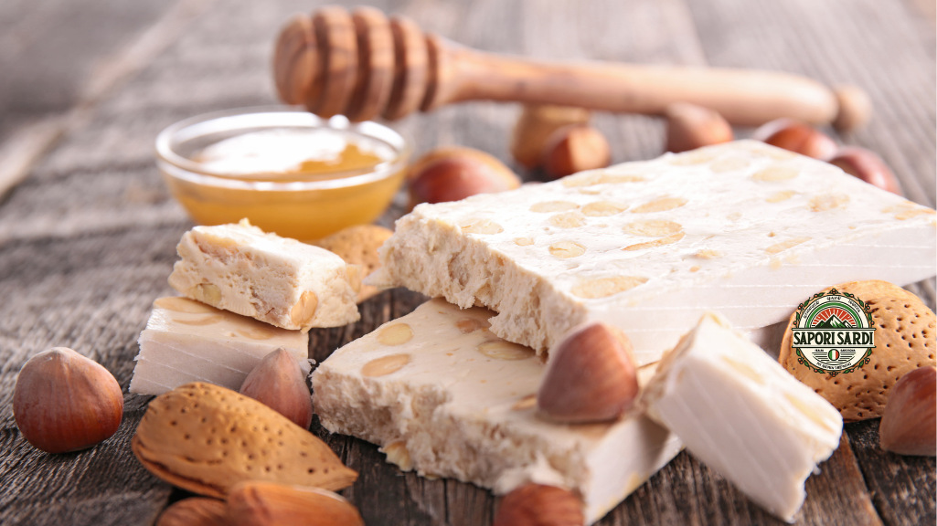 Torrone Sardo Blöcke auf einem Tisch mit Honig aus Sardinien.