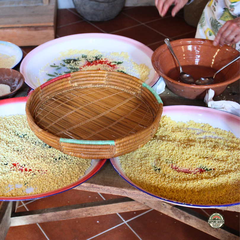 Traditionelle Herstellung der Fregola Sarda Pasta auf Sardinien