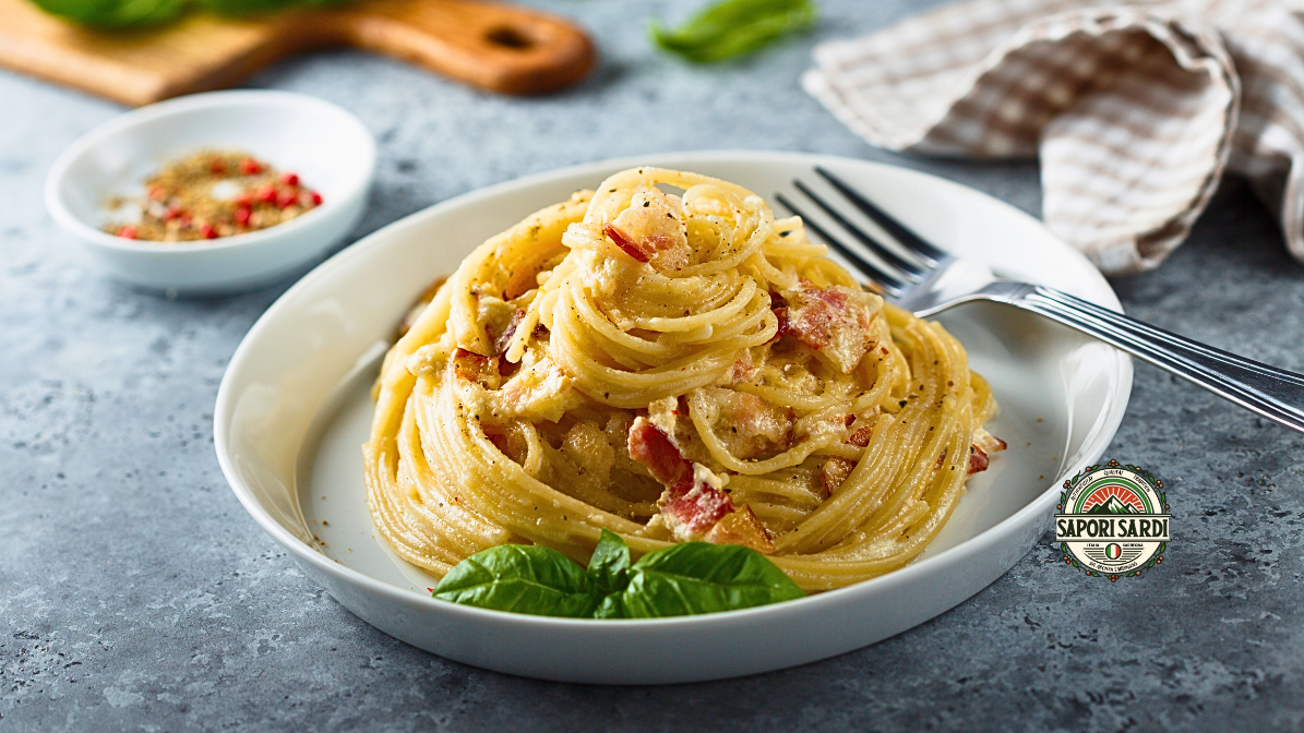 Spaghetti Carbonara Rezept. Spaghetti Carbonara angerichtet auf einem Teller. Mit Guanciale und Pecorino.