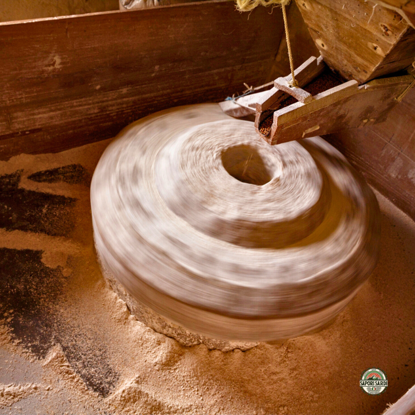Steinmühle mahlt Weizen auf Sardinien
