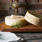 Formaggio Caprino Canestrato Ziegenkäse Laib aus Sardinien