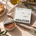 Armatore Sardellenfilets mit quadratischer Verpackung und realistisch geöffneter runder Dose