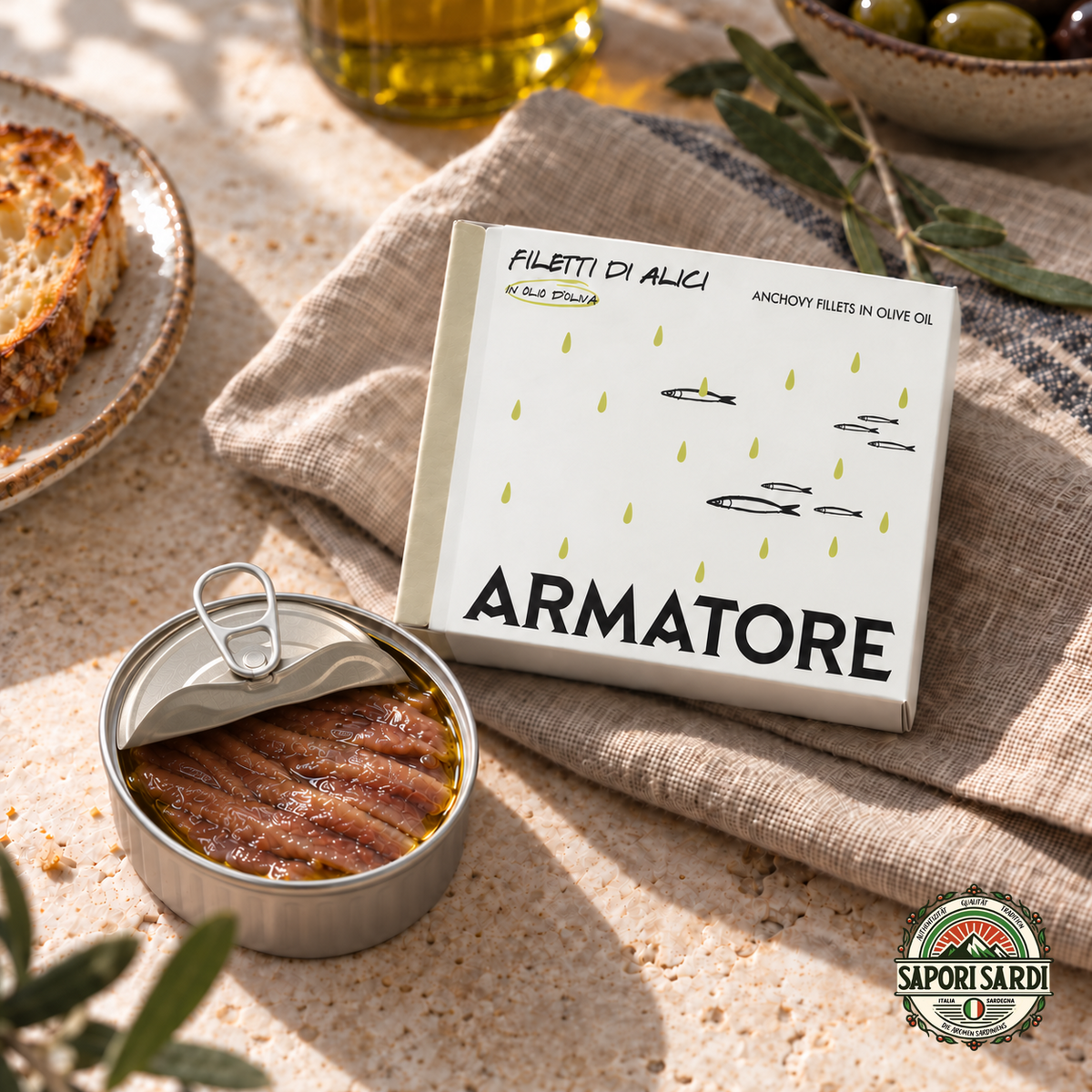 Armatore Sardellenfilets mit quadratischer Verpackung und realistisch geöffneter runder Dose