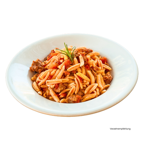 Ein Teller Malloreddus alla Campidanese. Verziehrt mit etwas Rosmarin.