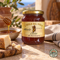 Miele di Cisto aus Sardinien mit Honiglöffel und gereiftem Pecorino