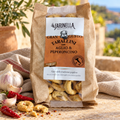 Tarallini mit Knoblauch und Chili von Farinella in mediterraner Szene