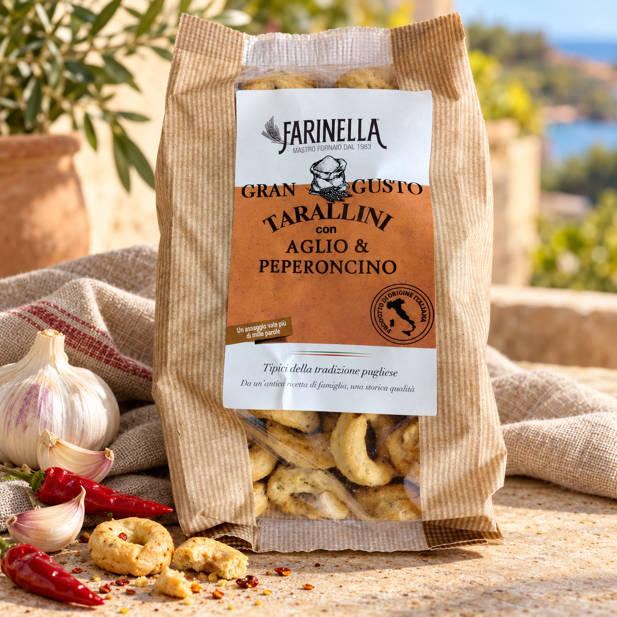Tarallini mit Knoblauch und Chili von Farinella in mediterraner Szene