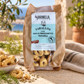 Tarallini mit wildem Fenchel von Farinella in mediterraner Szene