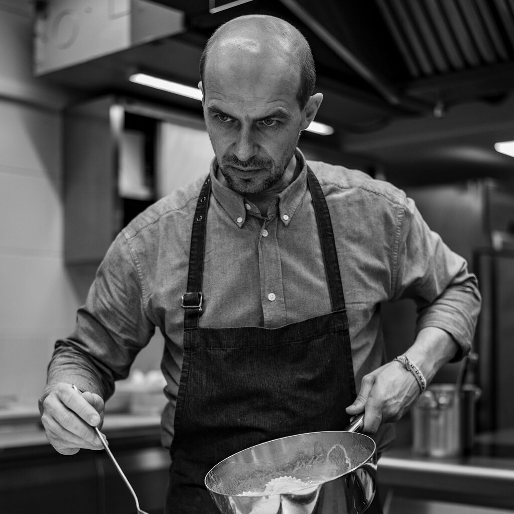 Chef beim anrichten von sardischen Sapori Sardi Produkten